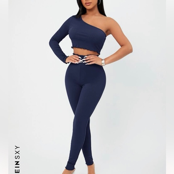 SHEIN
Outfits
SHEIN SXY One Shoulder Lettuce Trim Crop Top &
Leggings - Picture 3 of 3